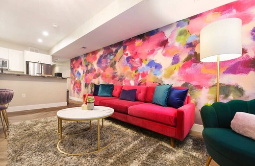 East Allegheny Condominio | ★ HostWise Stays ★ King Beds, Near Stadiums, Dining, Street Parking