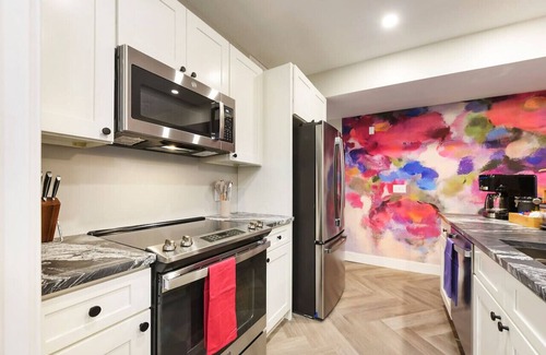 East Allegheny Condominio | ★ HostWise Stays ★ King Beds, Near Stadiums, Dining, Street Parking