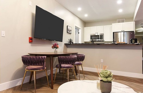 East Allegheny Condominio | ★ HostWise Stays ★ King Beds, Near Stadiums, Dining, Street Parking