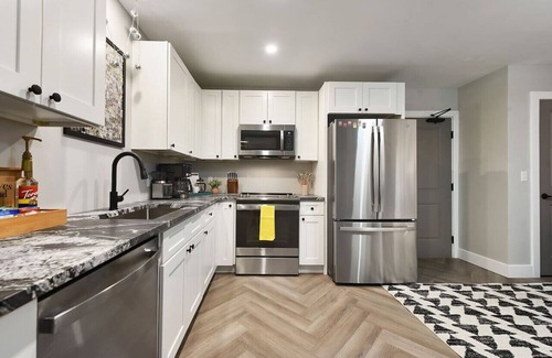 East Allegheny Condominio | ★ HostWise Stays ★ King Bed! Free Street Parking! Walkable Location