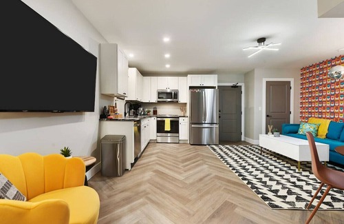East Allegheny Condominio | ★ HostWise Stays ★ King Bed! Free Street Parking! Walkable Location