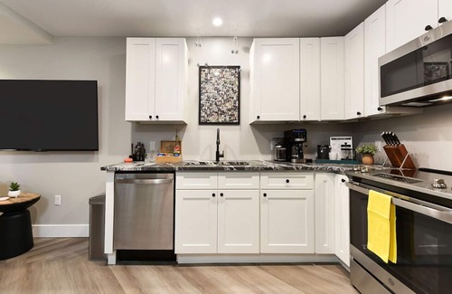 East Allegheny Condominio | ★ HostWise Stays ★ King Bed! Free Street Parking! Walkable Location
