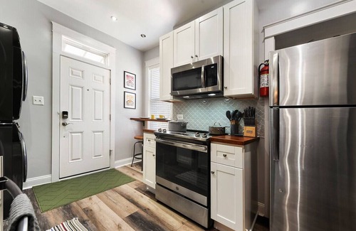 Bloomfield Casa | ★HostWise Stays★ Off Street Parking, Walk to Hospitals + Great Food