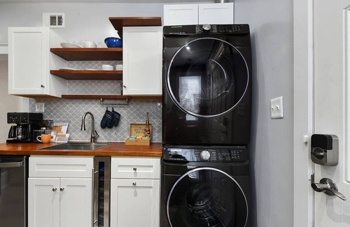 Bloomfield Casa | ★HostWise Stays★ Off Street Parking, Walk to Hospitals + Great Food