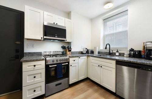 Lower Lawrenceville Apartamento | ★ HostWise Stays ★ Pet Friendly, King Bed, Private Entrance, Butler St.