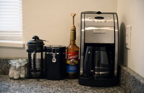 Lower Lawrenceville Apartamento | ★ HostWise Stays ★ Pet Friendly, King Bed, Private Entrance, Butler St.