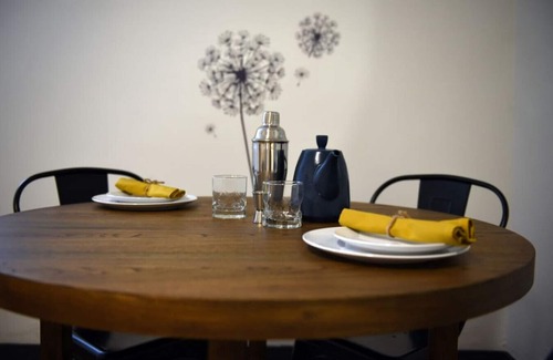 Lower Lawrenceville Apartamento | ★ HostWise Stays ★ Pet Friendly, King Bed, Private Entrance, Butler St.