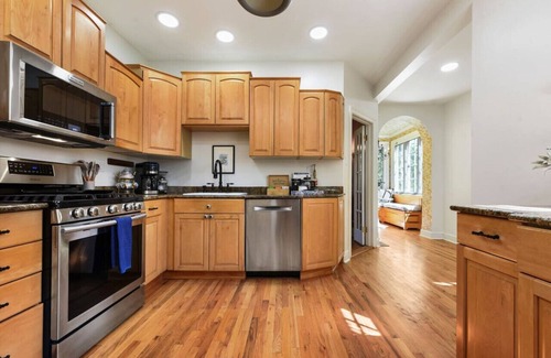 Squirrel Hill Casa | ★ HostWise Stays ★ Squirrel Hill Gem! Private Garage! Sleeps 10!