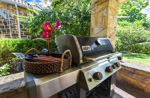 Squirrel Hill Casa | ★ HostWise Stays ★ Squirrel Hill Gem! Private Garage! Sleeps 10!