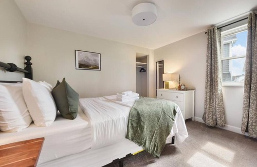 Pittsburgh Casa | HostWise Stays - The Cielo - Ohio River Views!