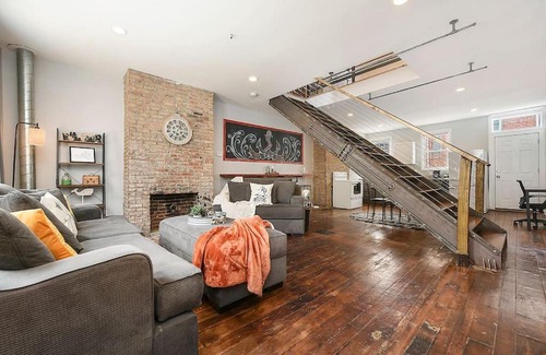 East Allegheny Casa | HostWise Stays - The "Row" House - Beautiful Space, Two King Beds