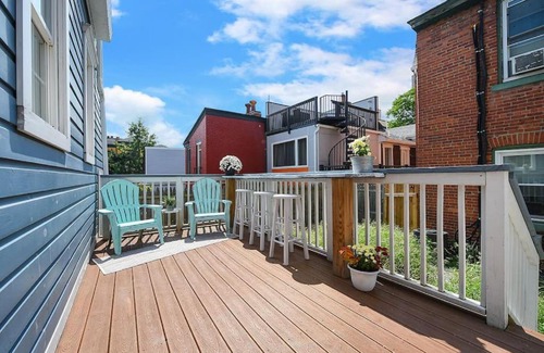 East Allegheny Casa | HostWise Stays - The "Row" House - Beautiful Space, Two King Beds