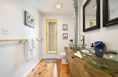 East Allegheny Casa | HostWise Stays - The "Row" House - Beautiful Space, Two King Beds