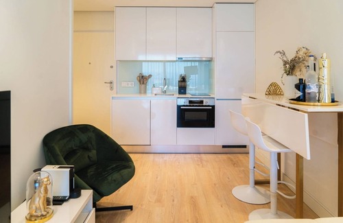 Campanha Apartamento | HostWise – Studio w/ Balcony, Pool and Gym | Antas