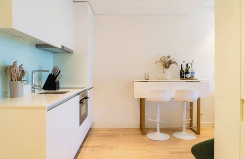 Campanha Apartamento | HostWise – Studio w/ Balcony, Pool and Gym | Antas