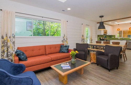 Mississippi District Casa | Hot & Chic Mississippi District -Fresh, Bright & Modern Bungalow