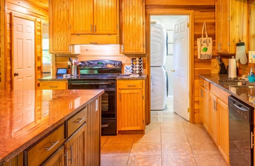Hot Springs Apartamento | Mountain Retreat Waterfalls Hiking Kayaking and White Water Rafting AWD or 4WD recommended
