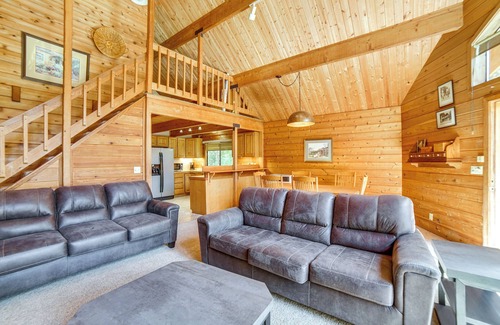 Fort Bragg Cabina | Hot Tub, 1 Mi to Beach: 12-Acre Fort Bragg Cabin!