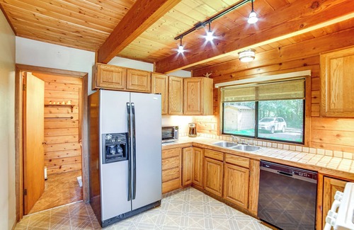 Fort Bragg Cabina | Hot Tub, 1 Mi to Beach: 12-Acre Fort Bragg Cabin!