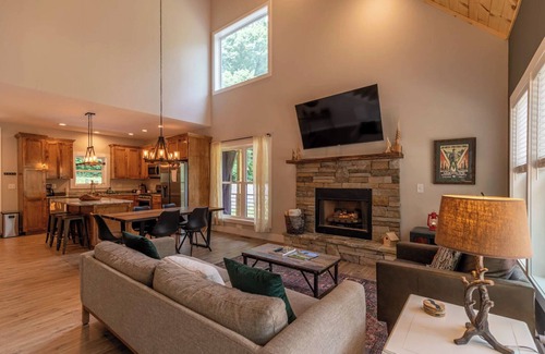 Frank Casa | Hot Tub, 2 Kings, by Waterfalls, Skiing and Hiking