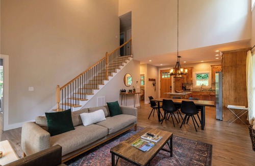 Frank Casa | Hot Tub, 2 Kings, by Waterfalls, Skiing and Hiking