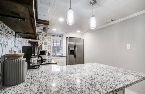 Talking Rock Cabaña | Hot Tub / 2 Queen Beds / Whole House / In The Middle of EVERYTHING In North Ga!!