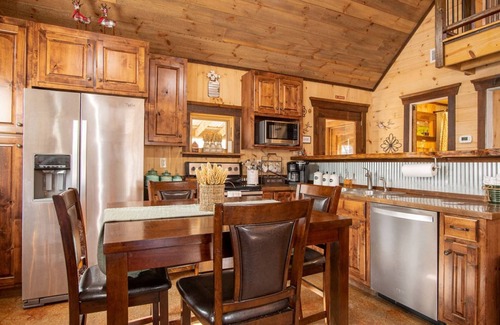 Rising Fawn Cabina | Hot Tub - 2BR + Loft Cabin - 2 mi to Cloudland