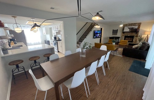Milwood Casa | Hot tub) 4 Room Domain: Foosball