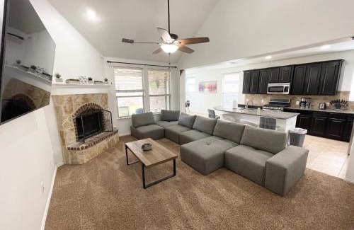Little Elm Casa | Hot Tub 4BR Home - Huge Backyard, Game Room, Porch