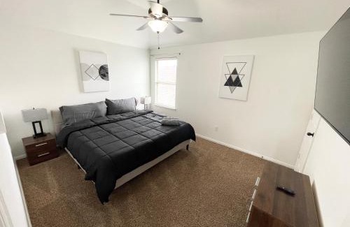 Little Elm Casa | Hot Tub 4BR Home - Huge Backyard, Game Room, Porch