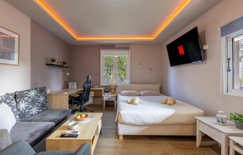 Lambi Casa | Hot Tub - 5 min to Beaches - Private Garden - Netflix
