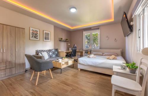 Lambi Casa | Hot Tub - 5 min to Beaches - Private Garden - Netflix