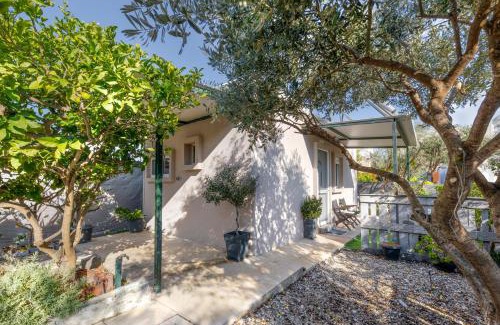 Lambi Casa | Hot Tub - 5 min to Beaches - Private Garden - Netflix