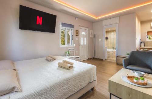 Lambi Casa | Hot Tub - 5 min to Beaches - Private Garden - Netflix