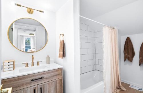 Sandusky Casa | Hot Tub 5 Mins from Cedar Point Modern Updates