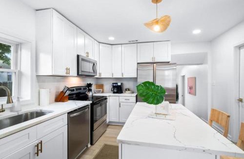Sandusky Casa | Hot Tub 5 Mins from Cedar Point Modern Updates