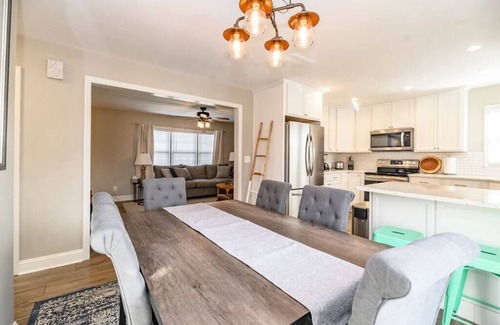 Open Gates Casa | Hot Tub | 7 Beds | Fire Pit | Patio & Grill