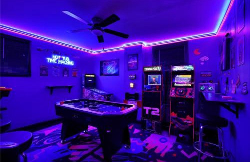 Lincolnville Casa | Hot tub- 80's Arcade- Pool table- Historic Downtown- 7 car parking