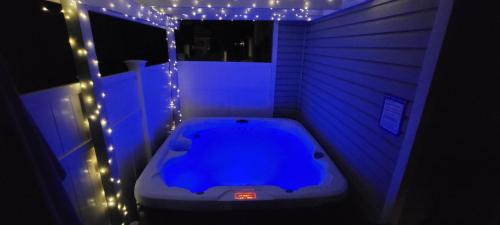 Lincolnville Casa | Hot tub- 80's Arcade- Pool table- Historic Downtown- 7 car parking