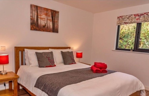 Tiverton Casa | Hot tub amazing views. Spa treatments available
