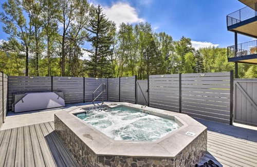 Willow Grove Apartamento | Hot Tub and Balcony Riverfront Silverthorne Condo!