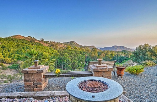 Rainbow CDP Casa | Hot Tub and Balcony Rainbow Retreat Near Wineries!