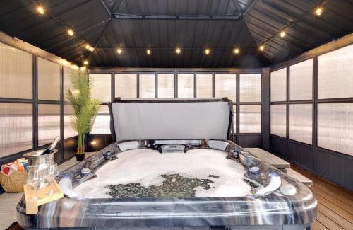 Pocono Summit Casa | Hot Tub and Deck Gorgeous Retreat in Pocono Summit!