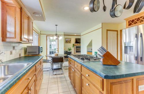 Eureka Springs Casa | Hot Tub and Deck Holiday Island Fairway Estate