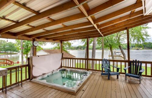 Enchanted Oaks Casa | Hot Tub and Dock Lakefront Mabank Home