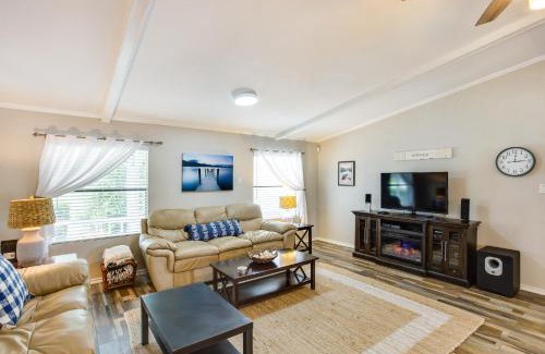 Enchanted Oaks Casa | Hot Tub and Dock Lakefront Mabank Home