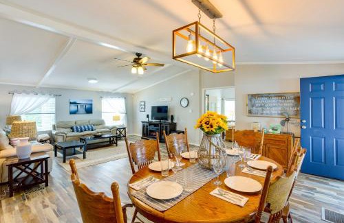 Enchanted Oaks Casa | Hot Tub and Dock Lakefront Mabank Home