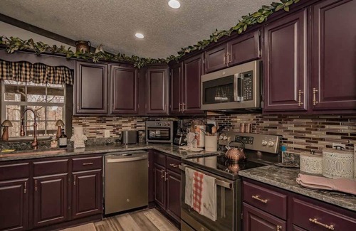 Sevierville Cabaña | Hot Tub and Fire Pit, Conveniently Situated betwee