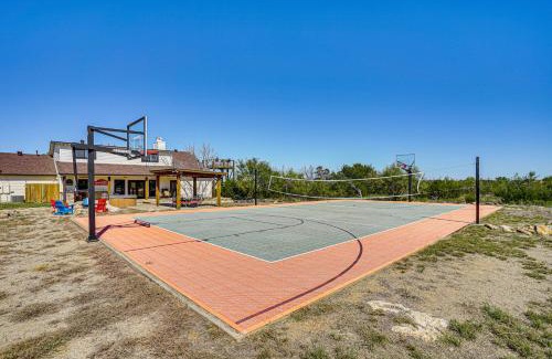 Palo Pinto County Casa | Hot Tub and Fire Pit Possum Kingdom Lake Retreat!