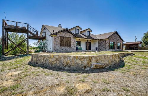 Palo Pinto County Casa | Hot Tub and Fire Pit Possum Kingdom Lake Retreat!